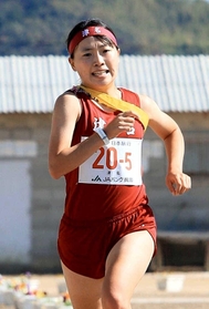 過去最高の3位でフィニッシュする女子・津名のアンカー山崎瑛里菜(撮影・鈴木雅之) 過去最高の3位でフィニッシュする女子・津名のアンカー山崎瑛里菜(撮影・鈴木雅之)