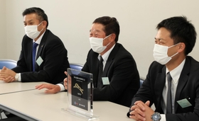 都市対抗野球大会への意気込みを語る三菱重工Westの山口敏弘監督(中央)ら=神戸新聞社(撮影・鈴木雅之) 都市対抗野球大会への意気込みを語る三菱重工Westの山口敏弘監督(中央)ら=神戸新聞社(撮影・鈴木雅之)