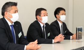 都市対抗野球大会への意気込みを語る三菱重工Westの山口敏弘監督(中央)ら=神戸新聞社(撮影・鈴木雅之) 都市対抗野球大会への意気込みを語る三菱重工Westの山口敏弘監督(中央)ら=神戸新聞社(撮影・鈴木雅之)