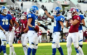 関学大-立命大 第1クオーター、先制タッチダウンを決めた関学大のRB前田公(26)=ヤンマースタジアム長居 関学大-立命大 第1クオーター、先制タッチダウンを決めた関学大のRB前田公(26)=ヤンマースタジアム長居