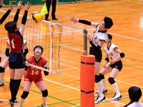 女子決勝・氷上-姫路女学院 第1セット、氷上の宮崎(右手前)が鋭いスパイクを決める(撮影・坂井萌香) 女子決勝・氷上-姫路女学院 第1セット、氷上の宮崎(右手前)が鋭いスパイクを決める(撮影・坂井萌香)