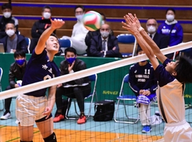 男子決勝・市尼崎-社 第1セット、市尼崎の栗林(左)がスパイクを放つ(撮影・坂井萌香) 男子決勝・市尼崎-社 第1セット、市尼崎の栗林(左)がスパイクを放つ(撮影・坂井萌香)