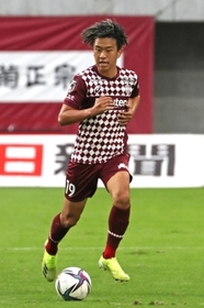 左サイドバックとしてチームを鼓舞する神戸の初瀬=6日、ノエビアスタジアム神戸 左サイドバックとしてチームを鼓舞する神戸の初瀬=6日、ノエビアスタジアム神戸