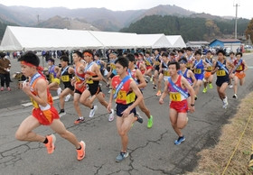 号砲とともに一斉に駆け出す男子の選手たち=豊岡市日高町(撮影・秋山亮太) 号砲とともに一斉に駆け出す男子の選手たち=豊岡市日高町(撮影・秋山亮太)