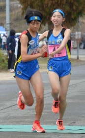女子・姫路灘 ともに区間2位の走りを見せた3区大川幸乃(右)と4区笠松世那(撮影・秋山亮太) 女子・姫路灘 ともに区間2位の走りを見せた3区大川幸乃(右)と4区笠松世那(撮影・秋山亮太)