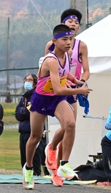 男子・宝殿 2区区間賞で首位に浮上した若林司(右)からたすきを受け取る柳井快音=撮影・秋山亮太 男子・宝殿 2区区間賞で首位に浮上した若林司(右)からたすきを受け取る柳井快音=撮影・秋山亮太