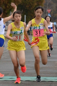 女子・稲美 1区3位と好走し、2区長野亜美(左)にたすきを渡す吉川菜緒(撮影・秋山亮太) 女子・稲美 1区3位と好走し、2区長野亜美(左)にたすきを渡す吉川菜緒(撮影・秋山亮太)