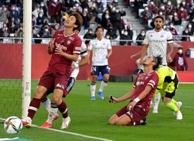 神戸-横浜M 後半、ゴールが決まらず悔しさをにじませる神戸の大迫(左)と菊池(右手前)=撮影・秋山亮太 神戸-横浜M 後半、ゴールが決まらず悔しさをにじませる神戸の大迫(左)と菊池(右手前)=撮影・秋山亮太