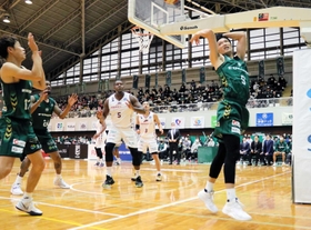 西宮-越谷 後半、ボールを追ってコート外に飛び出す西宮の谷(右端) 西宮-越谷 後半、ボールを追ってコート外に飛び出す西宮の谷(右端)
