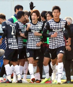 鳥栖-神戸 後半、先制ゴールを決めチームメートに祝福される神戸・大迫(中央) 鳥栖-神戸 後半、先制ゴールを決めチームメートに祝福される神戸・大迫(中央)