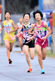 女子1区で競り合う(右から)荒井の塚本夕藍、太山寺の池野絵莉、稲美の吉川菜緒 女子1区で競り合う(右から)荒井の塚本夕藍、太山寺の池野絵莉、稲美の吉川菜緒