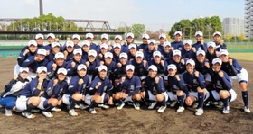 5年ぶり8度目の大学日本一に輝いた園田女大ソフトボール部のメンバー=尼崎市のベイコム野球場 5年ぶり8度目の大学日本一に輝いた園田女大ソフトボール部のメンバー=尼崎市のベイコム野球場