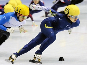 選手権女子1500メートルで先頭に立つ長森遥南 選手権女子1500メートルで先頭に立つ長森遥南