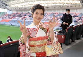 新型コロナ禍のため延期になっていた成人式に出席し東京五輪柔道女子52キロ級金メダリストの阿部詩選手。両手で「20歳」のポーズをつくる=12日午後、神戸市兵庫区のノエビアスタジアム神戸(撮影・小林良多) 新型コロナ禍のため延期になっていた成人式に出席し東京五輪柔道女子52キロ級金メダリストの阿部詩選手。両手で「20歳」のポーズをつくる=12日午後、神戸市兵庫区のノエビアスタジアム神戸(撮影・小林良多)
