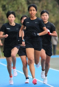 3年間の集大成の走りを誓う女子・須磨学園の道清愛紗(中央)=神戸市須磨区の同校(撮影・鈴木雅之) 3年間の集大成の走りを誓う女子・須磨学園の道清愛紗(中央)=神戸市須磨区の同校(撮影・鈴木雅之)