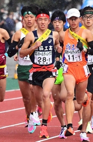 スタートから飛び出す男子・西脇工の1区長嶋幸宝(28)=撮影・坂井萌香 スタートから飛び出す男子・西脇工の1区長嶋幸宝(28)=撮影・坂井萌香