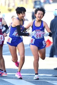 女子・須磨学園の4区塚本衣音(左)にたすきを託す3区大西文香(撮影・中西幸大) 女子・須磨学園の4区塚本衣音(左)にたすきを託す3区大西文香(撮影・中西幸大)