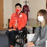 東京パラリンピック陸上男子100メートル(車いすT52)銀メダルの大矢勇気(兵庫県西宮市出身)と、女子走り幅跳び(義足・機能障害T64)6位入賞の中西麻耶(阪急交通社、伊丹市在住)が2日、兵庫県の斎藤元彦知事を訪ね、結果を報告した。