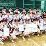 11月に尼崎市などで開かれた兵庫県高校新人ソフトボール大会で、神戸野田が初めて男女アベック優勝し、共に来春の全国高校選抜大会出場を決めた。女子は全国制覇を重ねた難敵を破り、5年ぶりの栄冠。創部4年目の男子は、女子の練習姿勢に刺激を受けて成長し、初の頂点に立った。