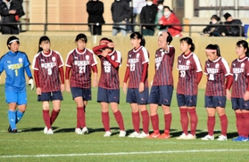 鹿島学園-姫路女学院 2年連続の1回戦敗退に肩を落とす姫路女学院イレブン 鹿島学園-姫路女学院 2年連続の1回戦敗退に肩を落とす姫路女学院イレブン
