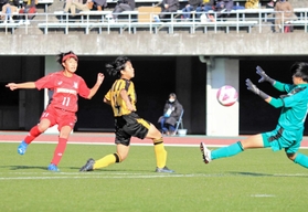 前橋育英-日ノ本 後半、左足で先制のゴールを決める日ノ本の篠田(左端) 前橋育英-日ノ本 後半、左足で先制のゴールを決める日ノ本の篠田(左端)