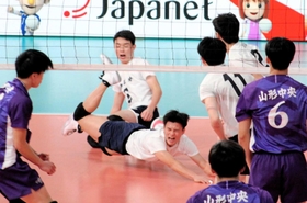 男子2回戦・市尼崎-山形中央 相手のスパイクが決まり、第2セットを落とした市尼崎の選手ら 男子2回戦・市尼崎-山形中央 相手のスパイクが決まり、第2セットを落とした市尼崎の選手ら