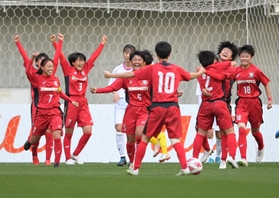 藤枝順心-日ノ本 大会2連覇中の強豪に勝利し、歓喜に沸く日ノ本イレブン=ノエビアスタジアム神戸(撮影・秋山亮太) 藤枝順心-日ノ本 大会2連覇中の強豪に勝利し、歓喜に沸く日ノ本イレブン=ノエビアスタジアム神戸(撮影・秋山亮太)