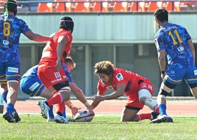 神戸-浦安 前半、パスを取り損ね、ボールを追う神戸の山中(右から2人目)=撮影・秋山亮太 神戸-浦安 前半、パスを取り損ね、ボールを追う神戸の山中(右から2人目)=撮影・秋山亮太