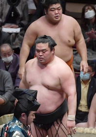 志摩ノ海(上)を押し出し、幕内400勝目を挙げた妙義龍(撮影・佐々木彰尚) 志摩ノ海(上)を押し出し、幕内400勝目を挙げた妙義龍(撮影・佐々木彰尚)