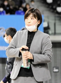 3年生のメッセージが入った水筒で給水する百合中の改発あゆみコーチ=東京・武蔵野の森総合スポーツプラザ 3年生のメッセージが入った水筒で給水する百合中の改発あゆみコーチ=東京・武蔵野の森総合スポーツプラザ