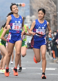 兵庫の2区後藤夢(左)が首位で3区吉川菜緖にたすきを託す(撮影・坂井萌香) 兵庫の2区後藤夢(左)が首位で3区吉川菜緖にたすきを託す(撮影・坂井萌香)