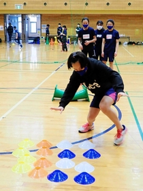 児童の運動能力を高めるひょうごジュニアスポーツアカデミー。どの競技にも対応できる動きを学ぶ=神戸市内(提供写真) 児童の運動能力を高めるひょうごジュニアスポーツアカデミー。どの競技にも対応できる動きを学ぶ=神戸市内(提供写真)