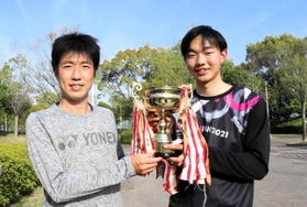 一般男子を制した宮下裕司(左)と服部真大のペア 一般男子を制した宮下裕司(左)と服部真大のペア