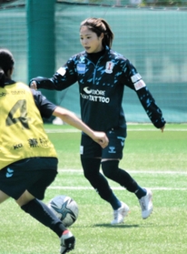 4日の広島戦に向けて調整するINAC神戸のMF伊藤=神戸市東灘区、神戸レディースフットボールセンター 4日の広島戦に向けて調整するINAC神戸のMF伊藤=神戸市東灘区、神戸レディースフットボールセンター