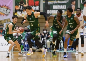西地区3位から5季ぶりの1部復帰に挑む(左から)道原紀晃、川村卓也ら西宮の選手=2月、姫路市ヴィクトリーナ・ウインク体育館 西地区3位から5季ぶりの1部復帰に挑む(左から)道原紀晃、川村卓也ら西宮の選手=2月、姫路市ヴィクトリーナ・ウインク体育館