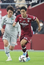 福岡戦で攻め上がる神戸の武藤(中央)。2カ月ぶりのJ1のピッチで活躍を誓う=2月26日、ノエビアスタジアム神戸 福岡戦で攻め上がる神戸の武藤(中央)。2カ月ぶりのJ1のピッチで活躍を誓う=2月26日、ノエビアスタジアム神戸