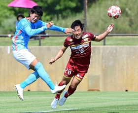 チェント・クオーレ・ハリマ-FCAWJ 前半、チェント・クオーレ・ハリマのFW川口(28)がヘディングシュートを決め、1-0とする(撮影・中西幸大) チェント・クオーレ・ハリマ-FCAWJ 前半、チェント・クオーレ・ハリマのFW川口(28)がヘディングシュートを決め、1-0とする(撮影・中西幸大)