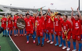 WEリーグ初代女王に輝き、トロフィーを掲げてサポーターにあいさつする中島主将(中央)らINAC神戸の選手たち=8日、相模原ギオンスタジアム(撮影・中西幸大) WEリーグ初代女王に輝き、トロフィーを掲げてサポーターにあいさつする中島主将(中央)らINAC神戸の選手たち=8日、相模原ギオンスタジアム(撮影・中西幸大)