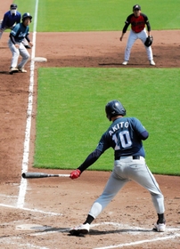 左腕だけでバットを振り抜く選手=ほっともっとフィールド神戸 左腕だけでバットを振り抜く選手=ほっともっとフィールド神戸