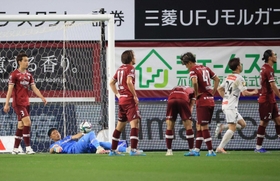 神戸-川崎 試合終了間際に失点し、うなだれる神戸イレブン(撮影・吉田敦史) 神戸-川崎 試合終了間際に失点し、うなだれる神戸イレブン(撮影・吉田敦史)