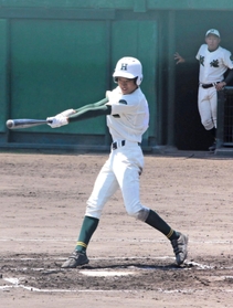 村野工-報徳 10回裏報徳2死一、三塁、勢志が中前適時打を放ち、サヨナラ勝ちを決める 村野工-報徳 10回裏報徳2死一、三塁、勢志が中前適時打を放ち、サヨナラ勝ちを決める