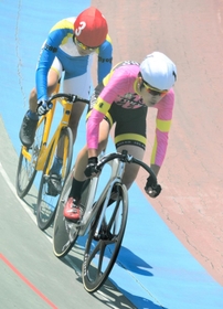 自転車の4000メートル速度競走を制した六甲アイランドの児玉誠虎(手前)=明石公園 自転車の4000メートル速度競走を制した六甲アイランドの児玉誠虎(手前)=明石公園