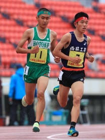 兵庫リレーカーニバルの高校男子5000メートル決勝で力走する長嶋幸宝=神戸市須磨区、ユニバー記念競技場 兵庫リレーカーニバルの高校男子5000メートル決勝で力走する長嶋幸宝=神戸市須磨区、ユニバー記念競技場