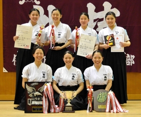 なぎなた女子団体を制し、個人や演技でも上位に名を連ねた市伊丹の選手たち=兵庫県立武道館 なぎなた女子団体を制し、個人や演技でも上位に名を連ねた市伊丹の選手たち=兵庫県立武道館