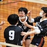 バレーボールで昨年度、そろって日本一に輝いたきょうだいがいる。全日本大学選手権(インカレ)を制した早大4年の岩本大吾(兵庫県尼崎市立尼崎高出)と、全日本高校選手権(春高バレー)で優勝した就実高(岡山)3年の妹沙希(尼崎市立小園中出)。今季ともに主将を務める「最強兄妹」は、刺激し合いながら最終学年でも全国制覇を目指す。