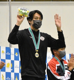 男子50メートル背泳ぎを制し、観客席へ手を振る村上汰晟 男子50メートル背泳ぎを制し、観客席へ手を振る村上汰晟