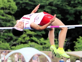 男子走り高跳び決勝 2メートル01で優勝した社の小島碧波 男子走り高跳び決勝 2メートル01で優勝した社の小島碧波