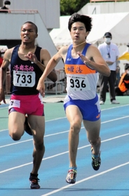 男子200メートル決勝 21秒07で優勝した姫路の高見陸亜(右) 男子200メートル決勝 21秒07で優勝した姫路の高見陸亜(右)