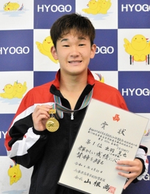 競泳男子400メートル自由形を制した三田学園の出羽晃也 競泳男子400メートル自由形を制した三田学園の出羽晃也