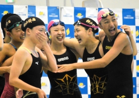 競泳女子400メートルメドレーリレー 大会新記録の同タイムで両校優勝となり、肩を組んでたたえ合う神戸野田と須磨学園の選手たち 競泳女子400メートルメドレーリレー 大会新記録の同タイムで両校優勝となり、肩を組んでたたえ合う神戸野田と須磨学園の選手たち